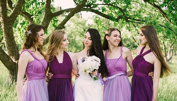 Bridesmaids in purple dresses