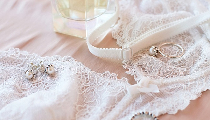 BF THE QUINTESSENTIAL GUIDE TO BRIDAL LINGERIE