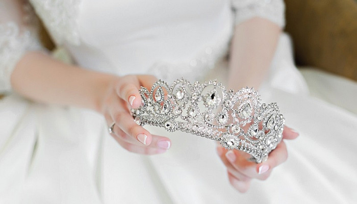 Crown in the hands of the bride