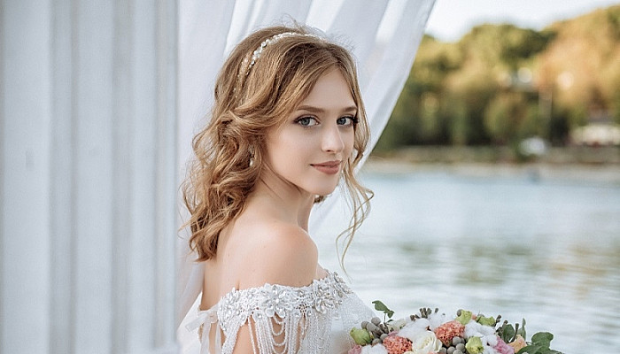 Beautiful bride with wedding flowers bouquet