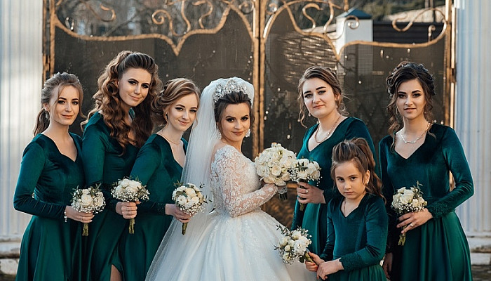 Bride with bridesmaids in emerald dresses