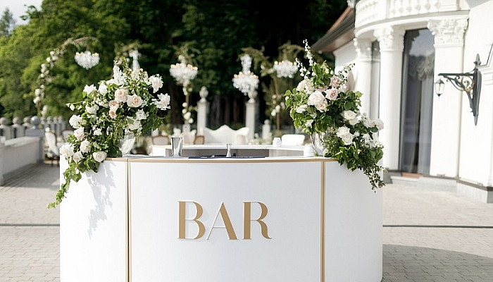 Bar counter decorated with flowers at a wedding party