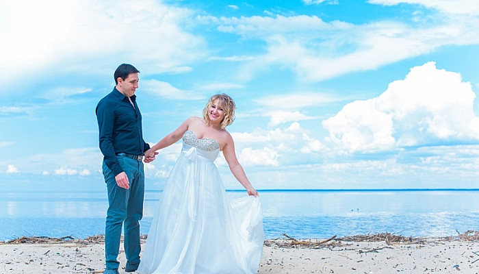 Beautiful Plus Size bride posing with groom in her wedding day