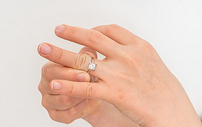 Woman cannot take off stuck wedding ring